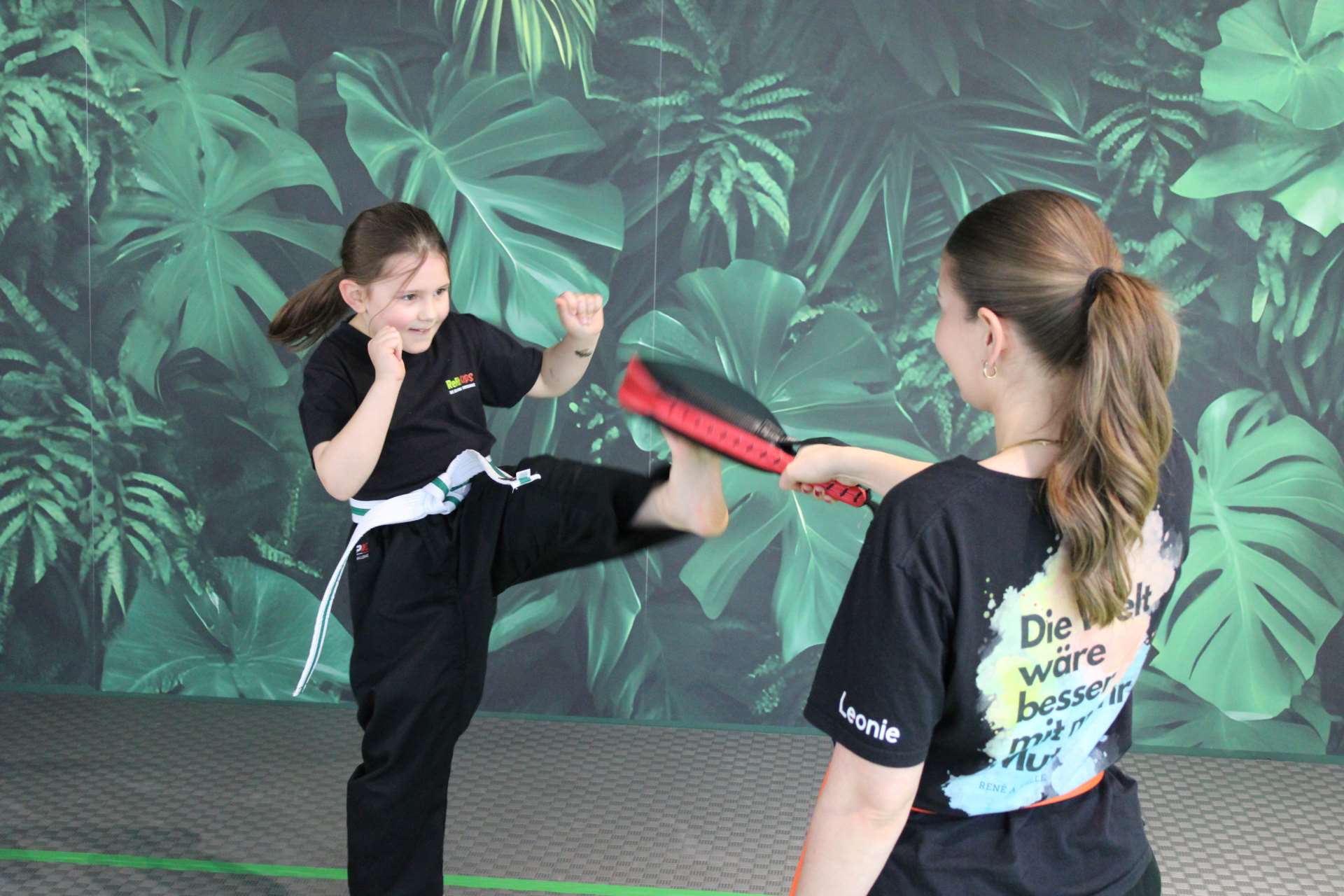 Kind tritt gezielt gegen Pratze — Kick-Training mit Coach bei ReFit Kids